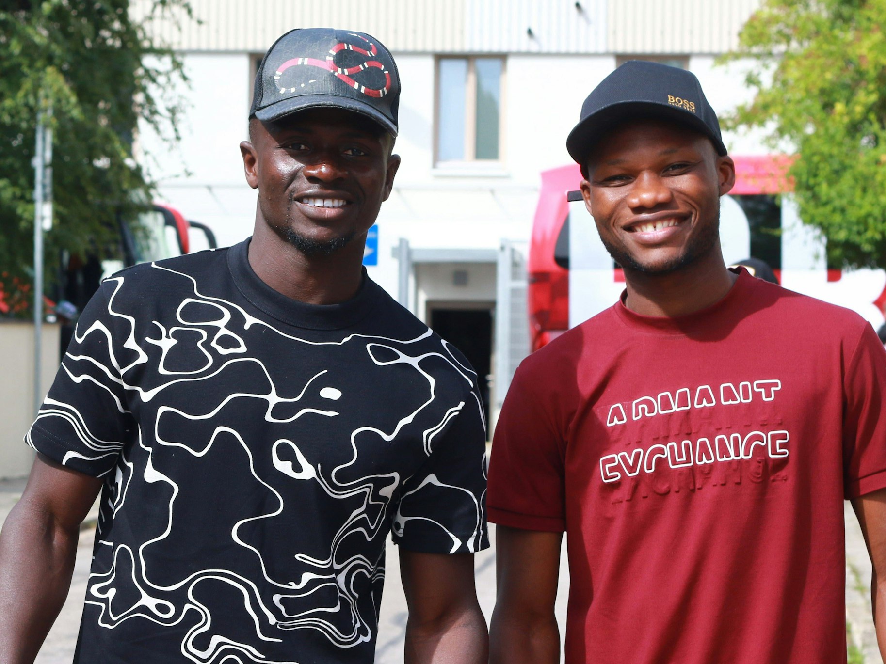 Sadio Mane li. und sein Freund, Kumpel, Desire Segbe in Zivil.