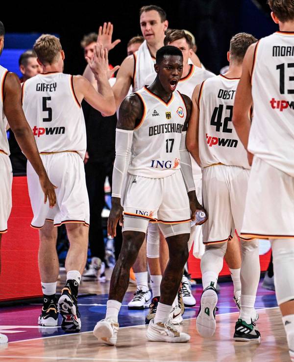 Dennis Schröder (M.) jubelt beim Spiel der deutschen Basketball-Nationalmannschaft gegen Slowenien.