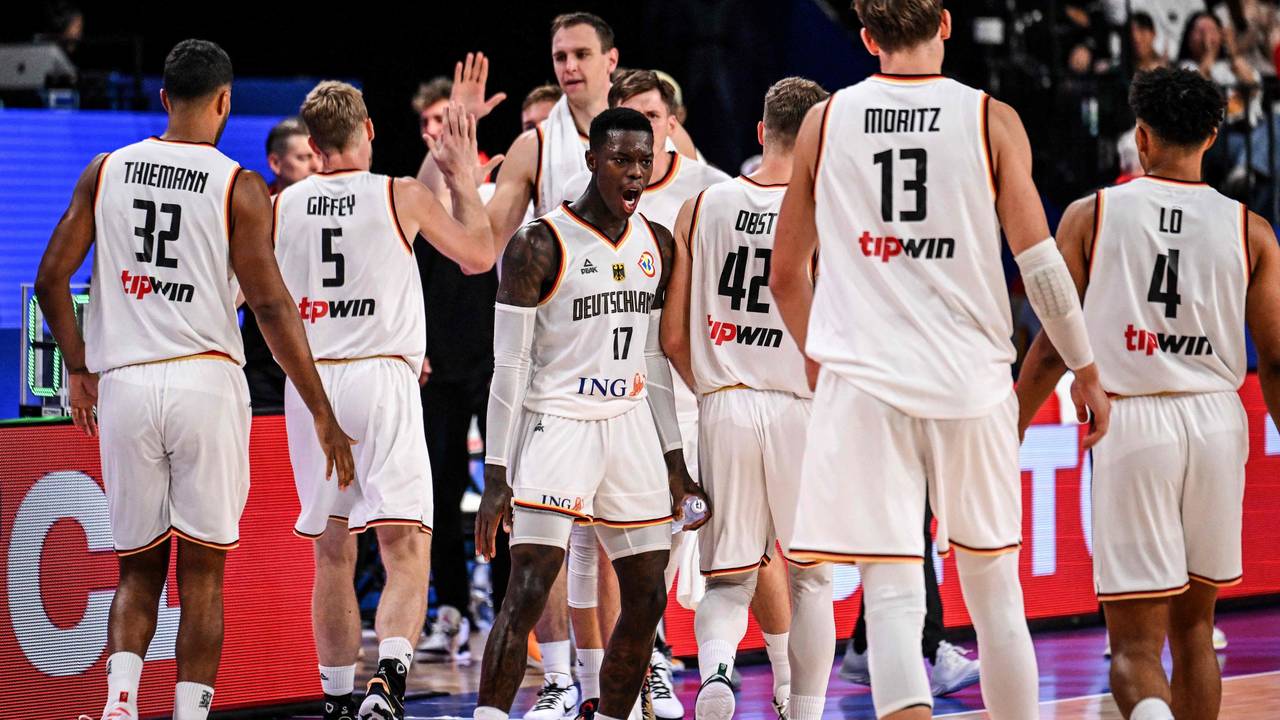 Dennis Schröder (M.) jubelt beim Spiel der deutschen Basketball-Nationalmannschaft gegen Slowenien.