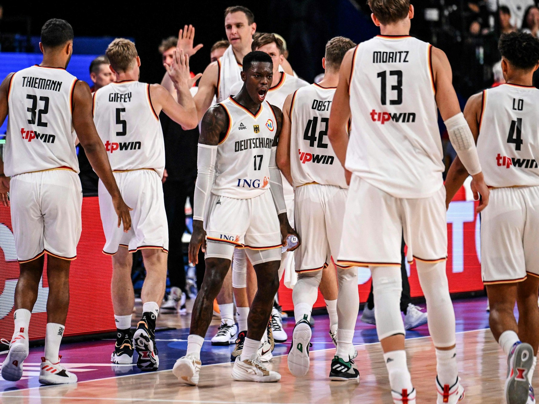 Dennis Schröder (M.) jubelt beim Spiel der deutschen Basketball-Nationalmannschaft gegen Slowenien.