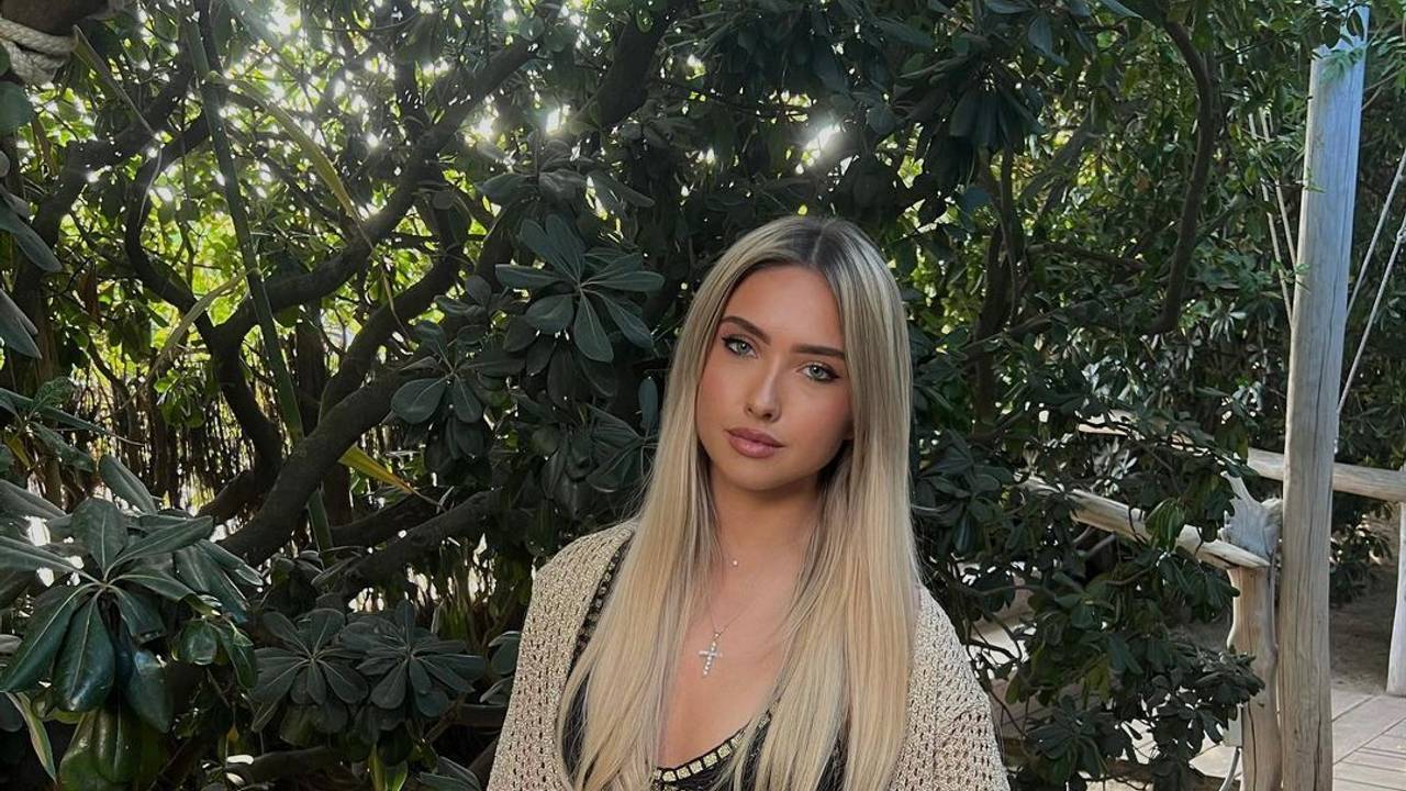 Shania Geiss blickt in die Kamera.
