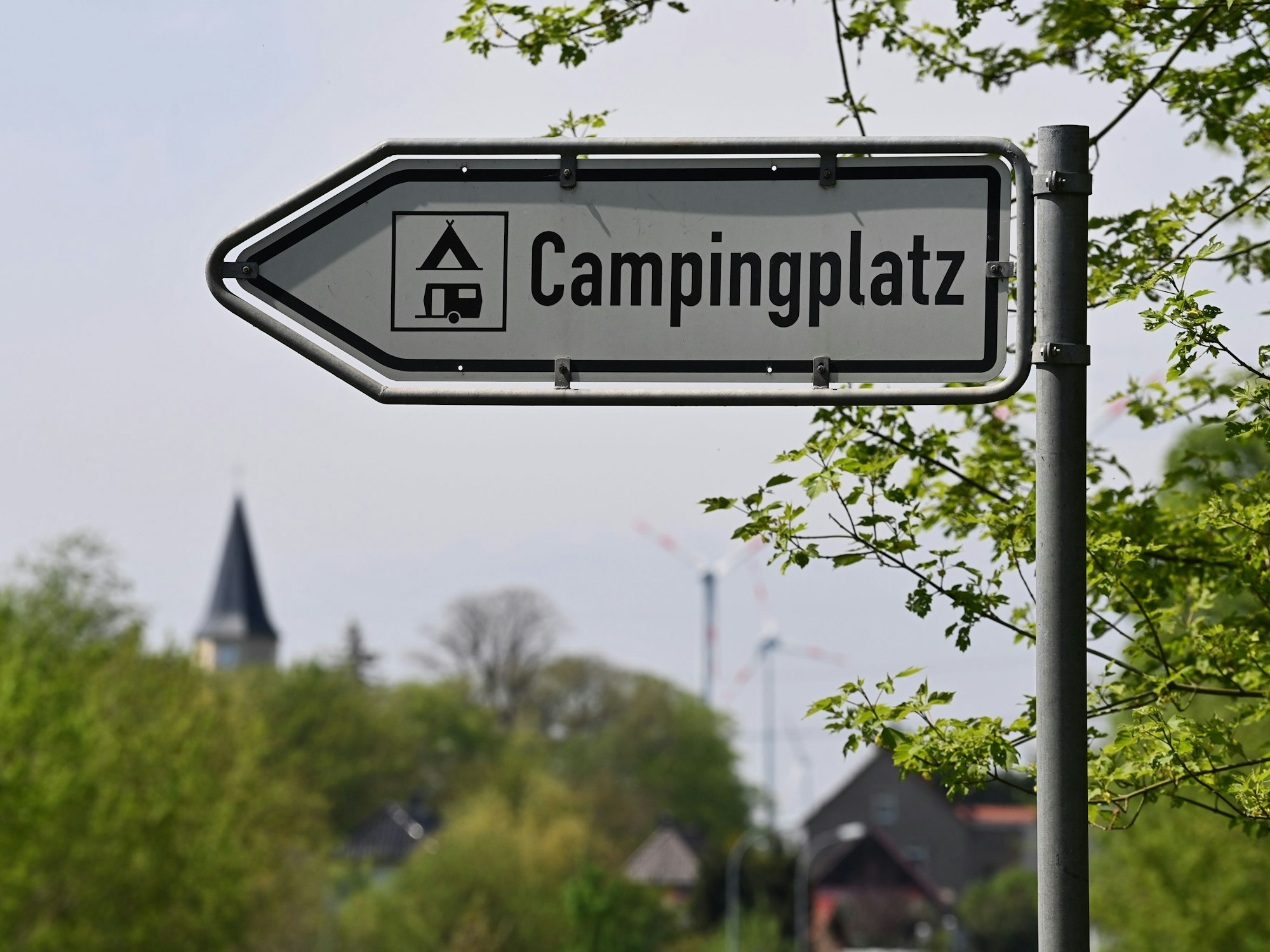 Ein Schild weist den Weg zum Campingplatz am Havelkanal, hier im Mai 2021 in Brandenburg.