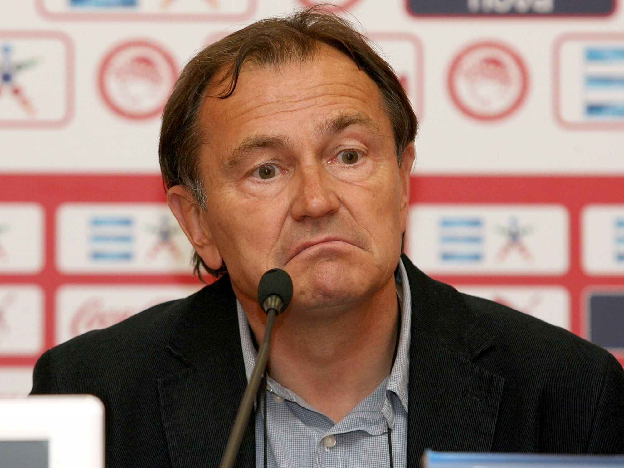 Ewald Lienens Mundwinkel hängen.