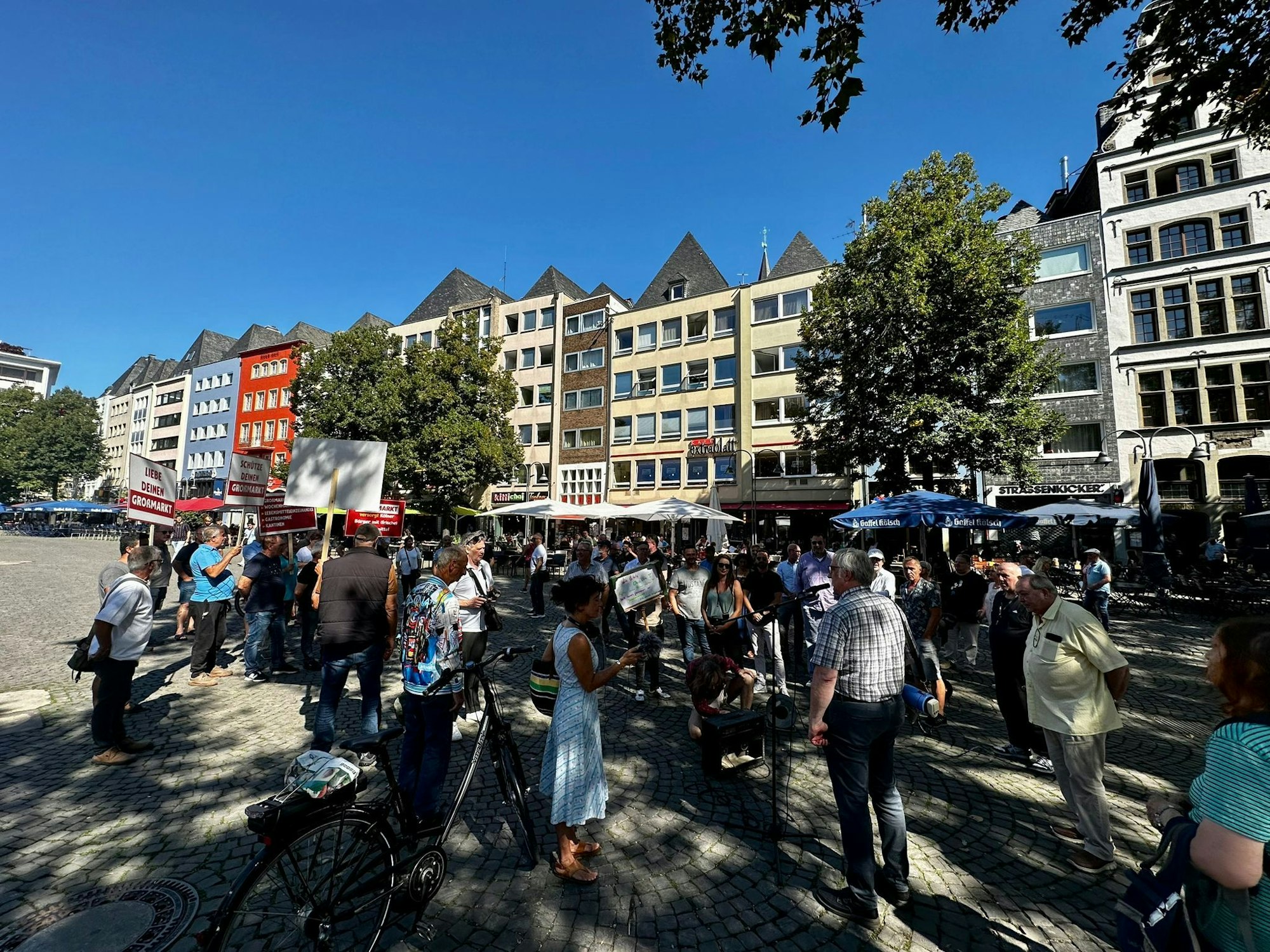 Dutzende Menschen demonstrierten am Alter Markt für den Erhalt des Kölner Großmarktes.