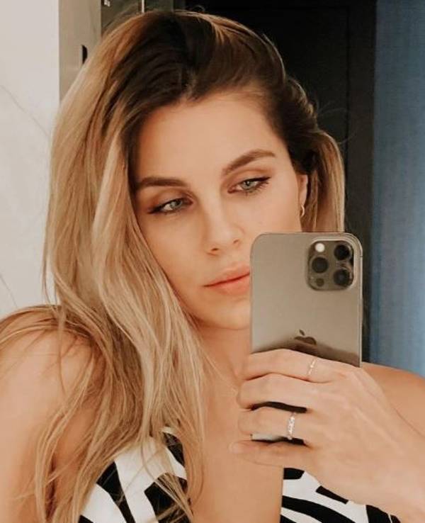 Ivana Icardi Rivero posiert für ein Spiegel-Selfie.