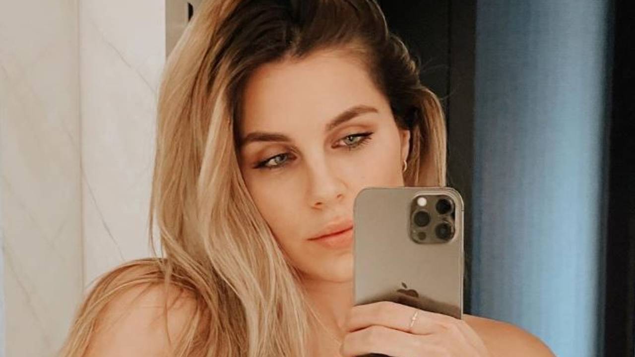 Ivana Icardi Rivero posiert für ein Spiegel-Selfie.