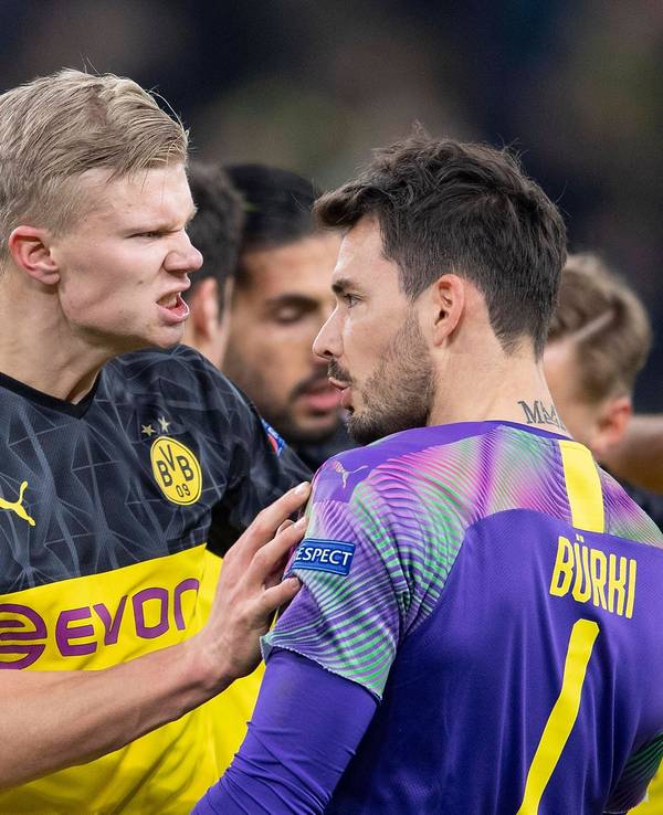 Erling Haaland schreit Roman Bürki an.