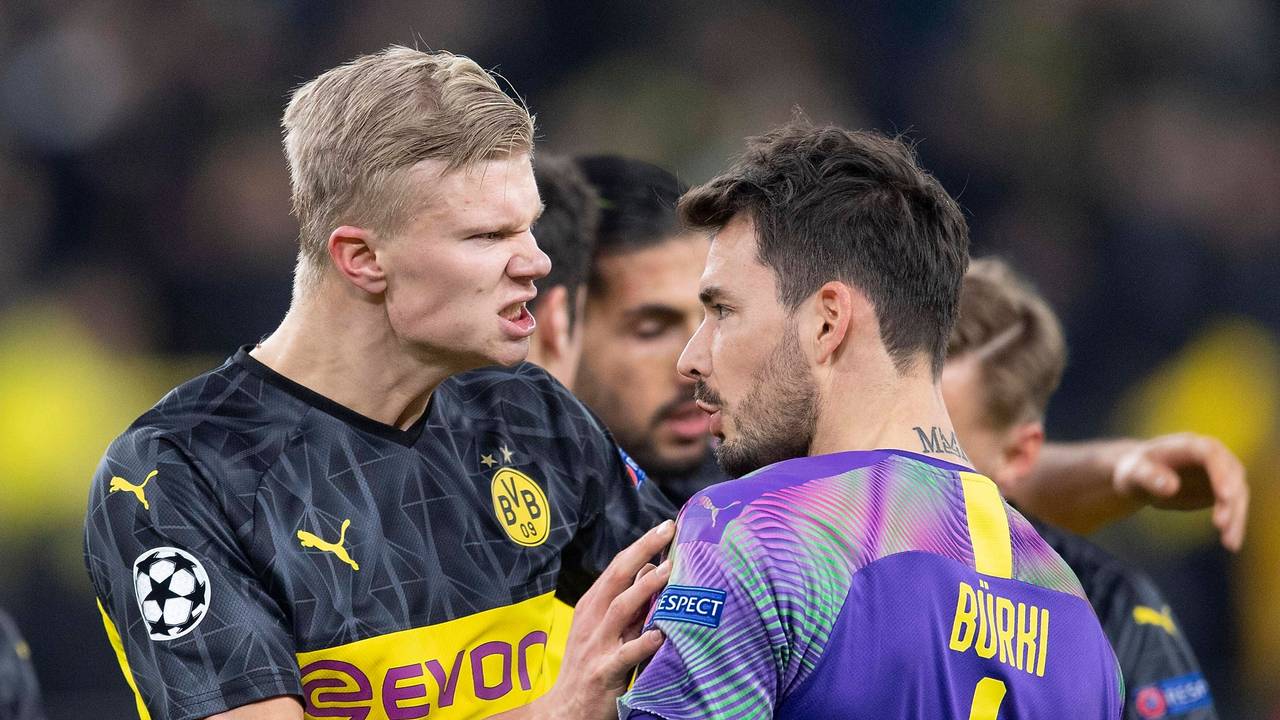 Erling Haaland schreit Roman Bürki an.