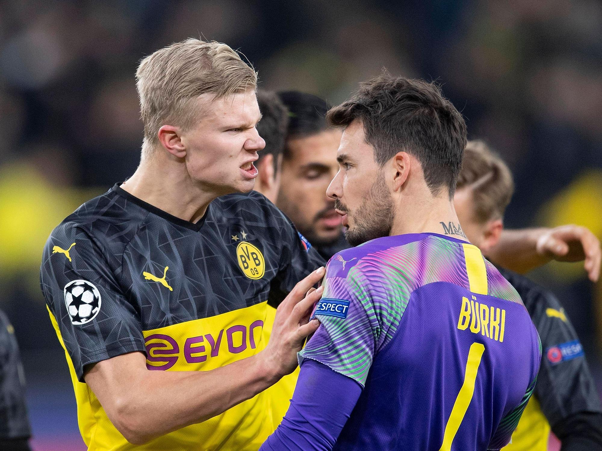 Erling Haaland schreit Roman Bürki an.
