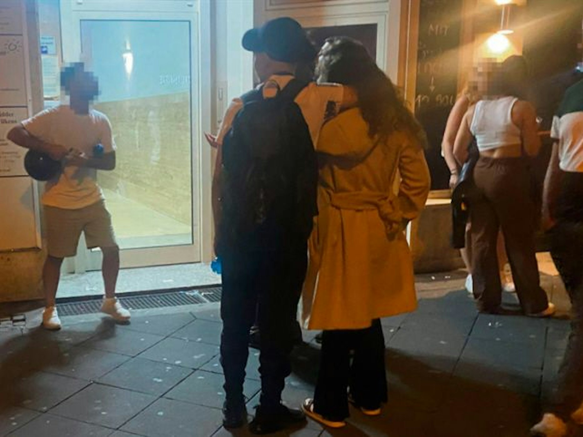 Ein Mann konsumiert Lachgas auf dem Hohenzollernring.