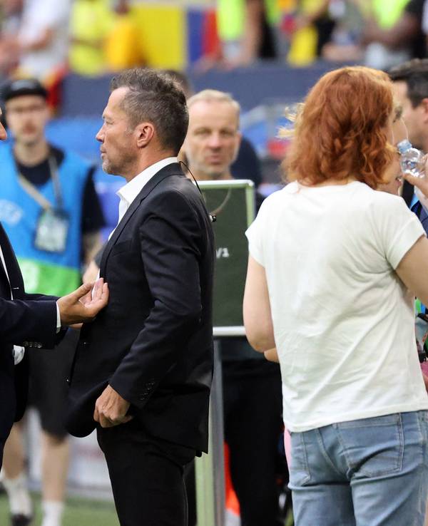 Hansi Flick spricht mit Lothar Matthäus.