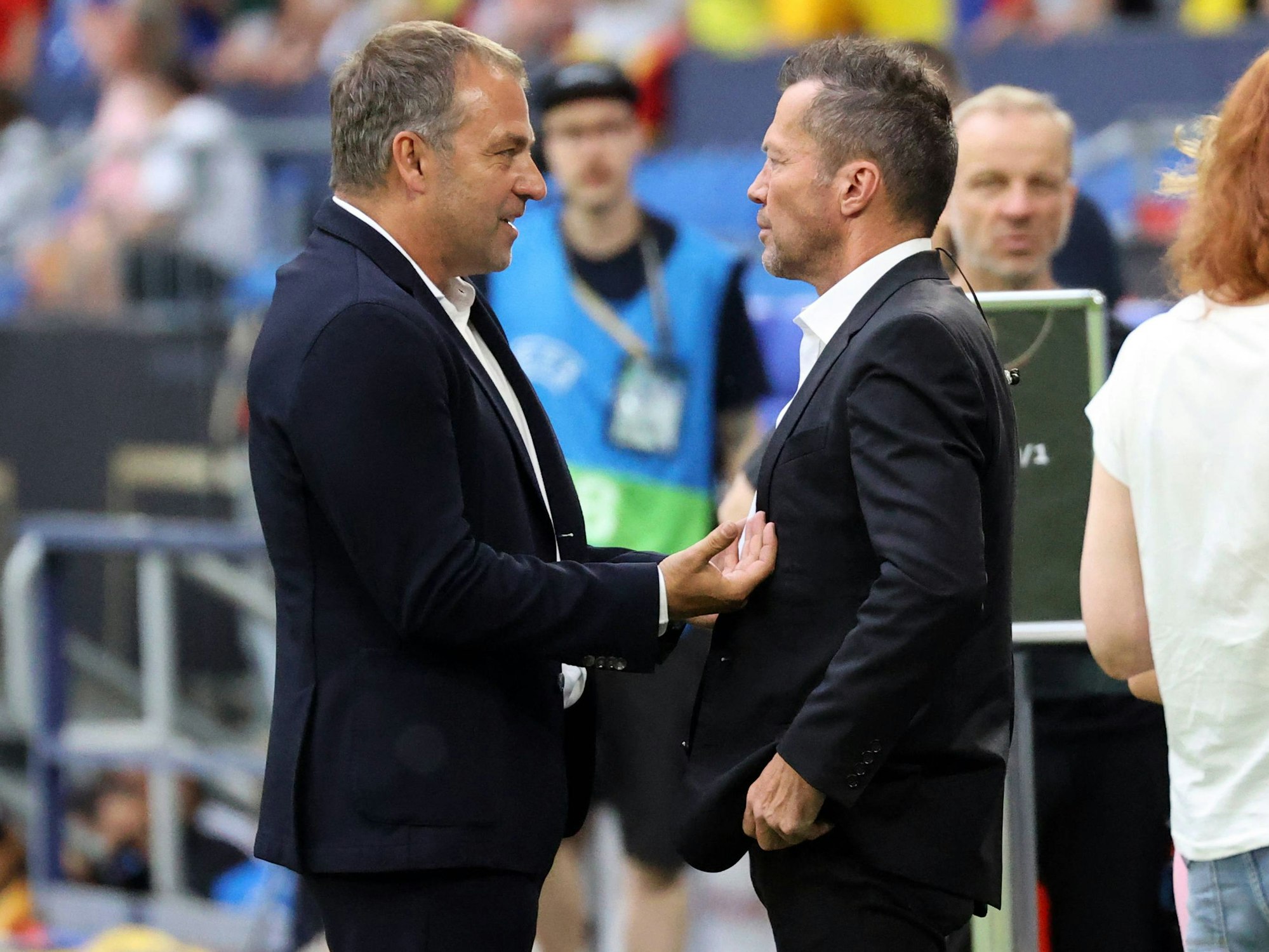 Hansi Flick spricht mit Lothar Matthäus.