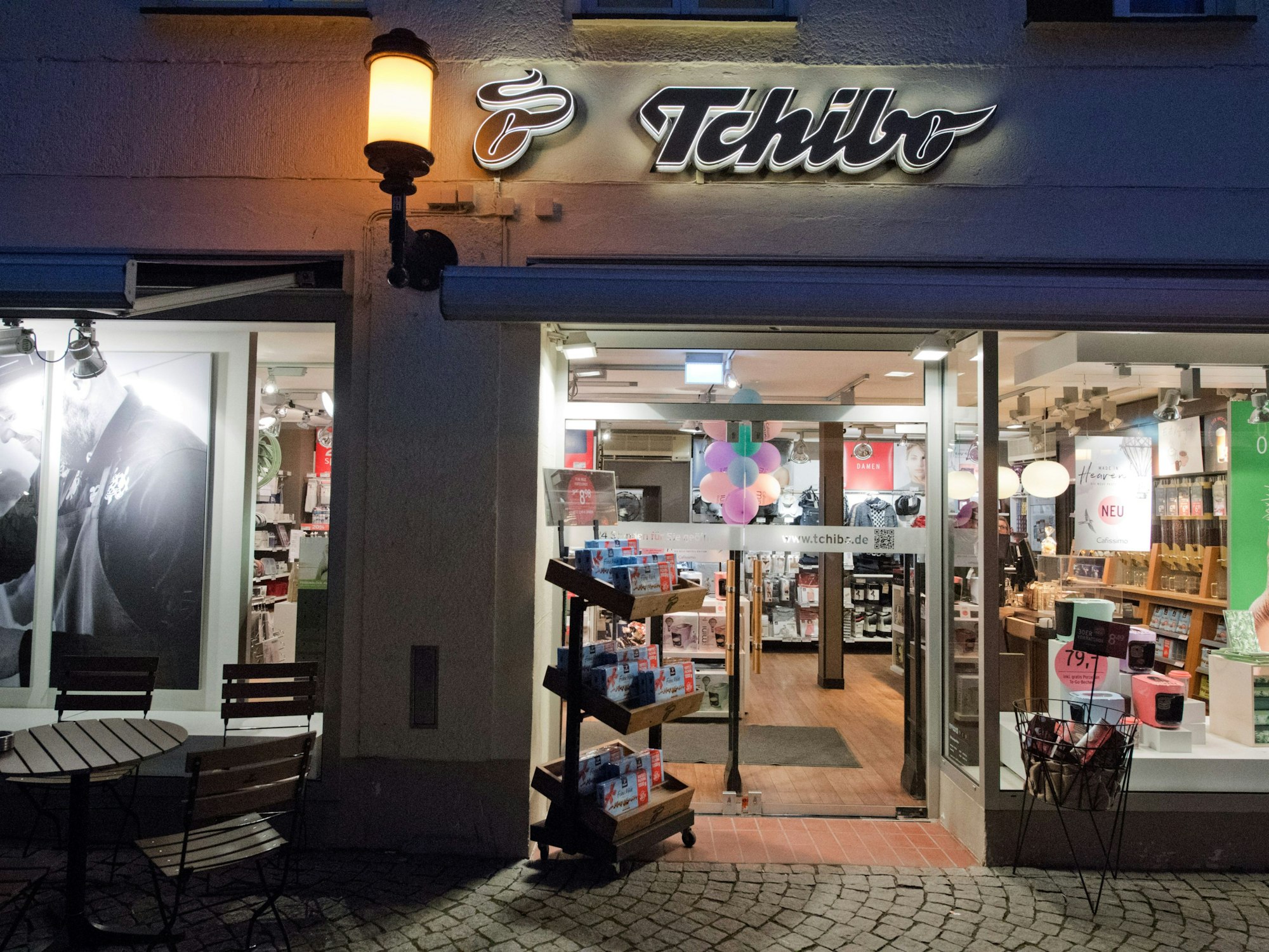 Blick auf eine Filiale von Tchibo in der Hamburger Innenstadt.