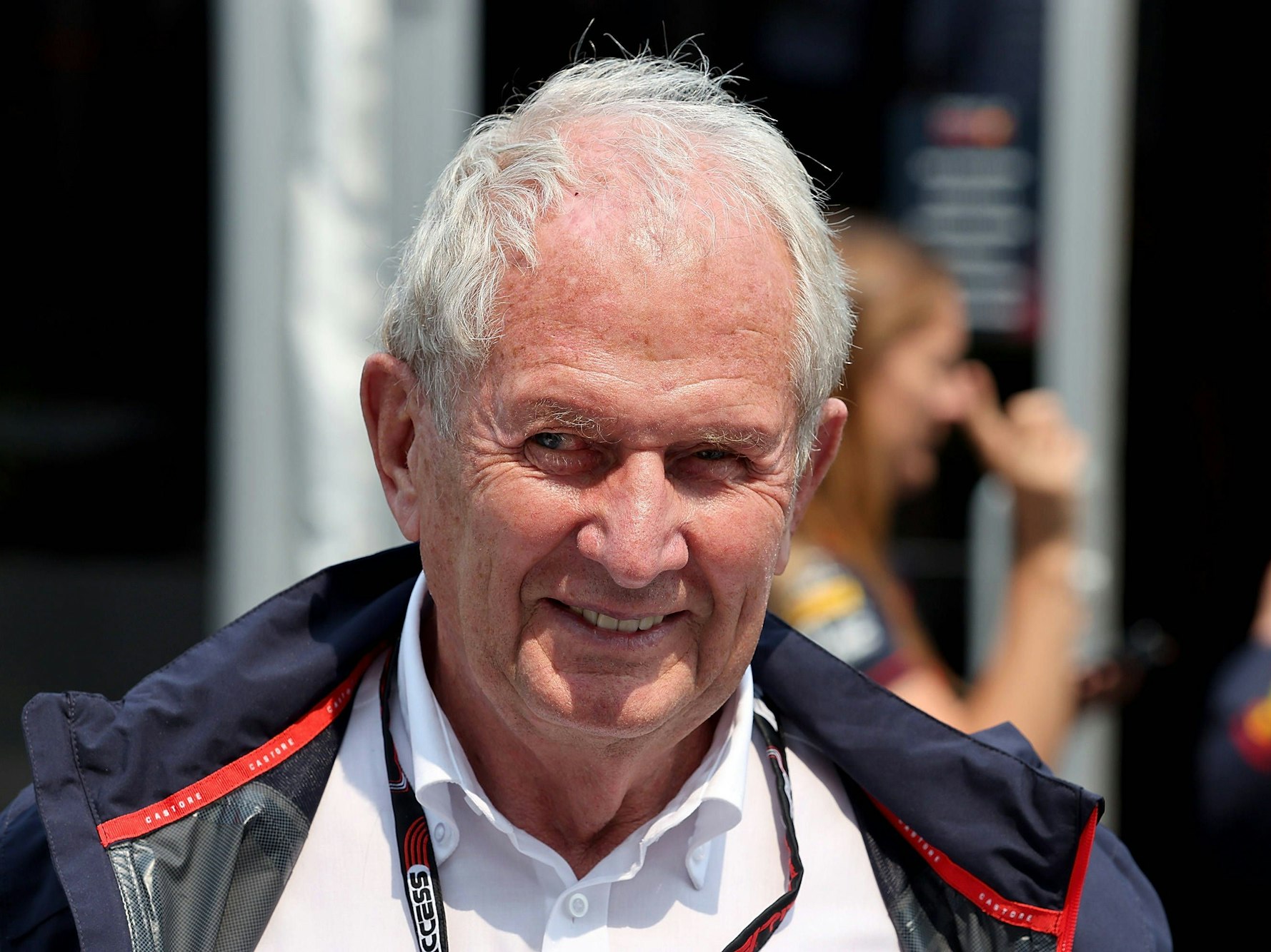 Red Bulls Dr. Helmut Marko in der Boxengasse in Kanada.