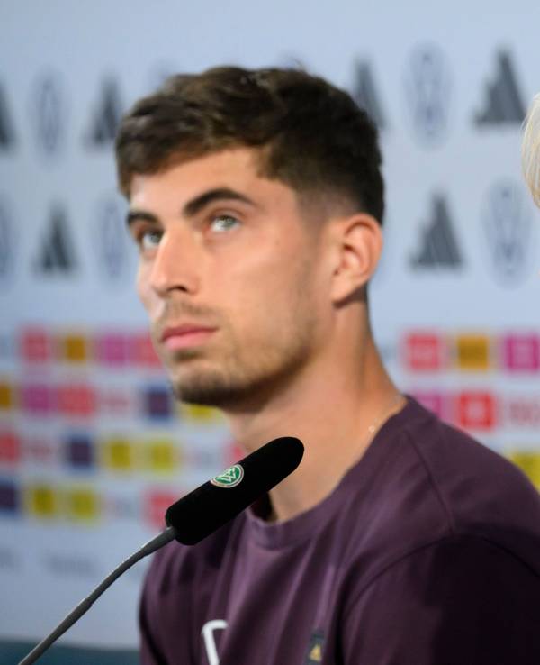 Die Nationalspieler Kai Havertz (l) und Julian Brandt sitzen bei der Pressekonferenz.
