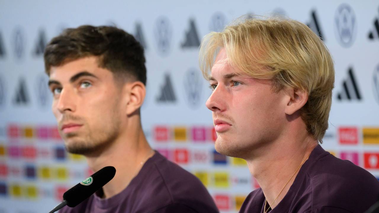 Die Nationalspieler Kai Havertz (l) und Julian Brandt sitzen bei der Pressekonferenz.