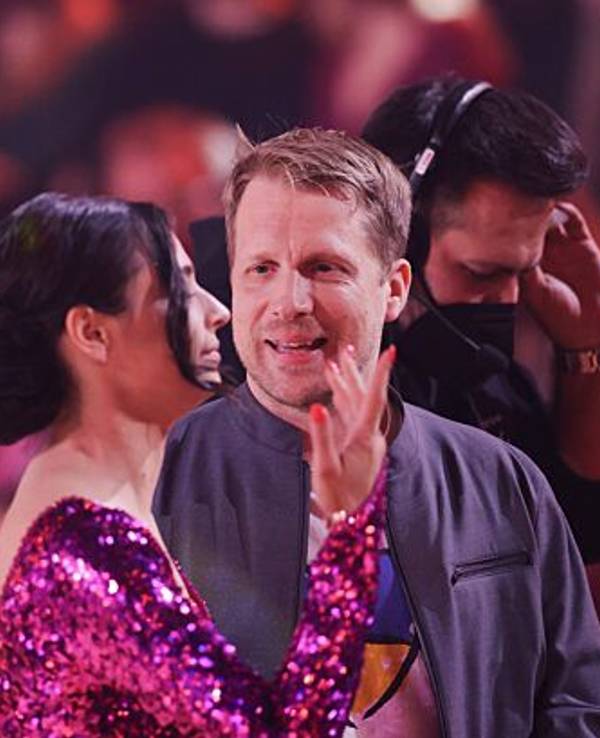 Oliver Pocher und seine Frau Amira Pocher unterhalten sich in der RTL-Tanzshow „Let's Dance“.