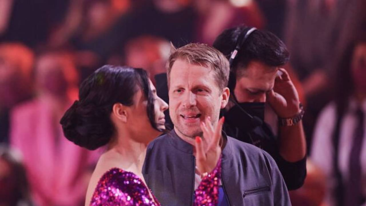 Oliver Pocher und seine Frau Amira Pocher unterhalten sich in der RTL-Tanzshow „Let's Dance“.