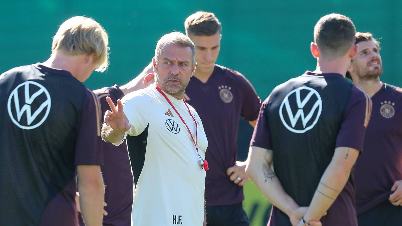 Hansi Flick spricht mit seinen Spielern auf dem Trainingsplatz.