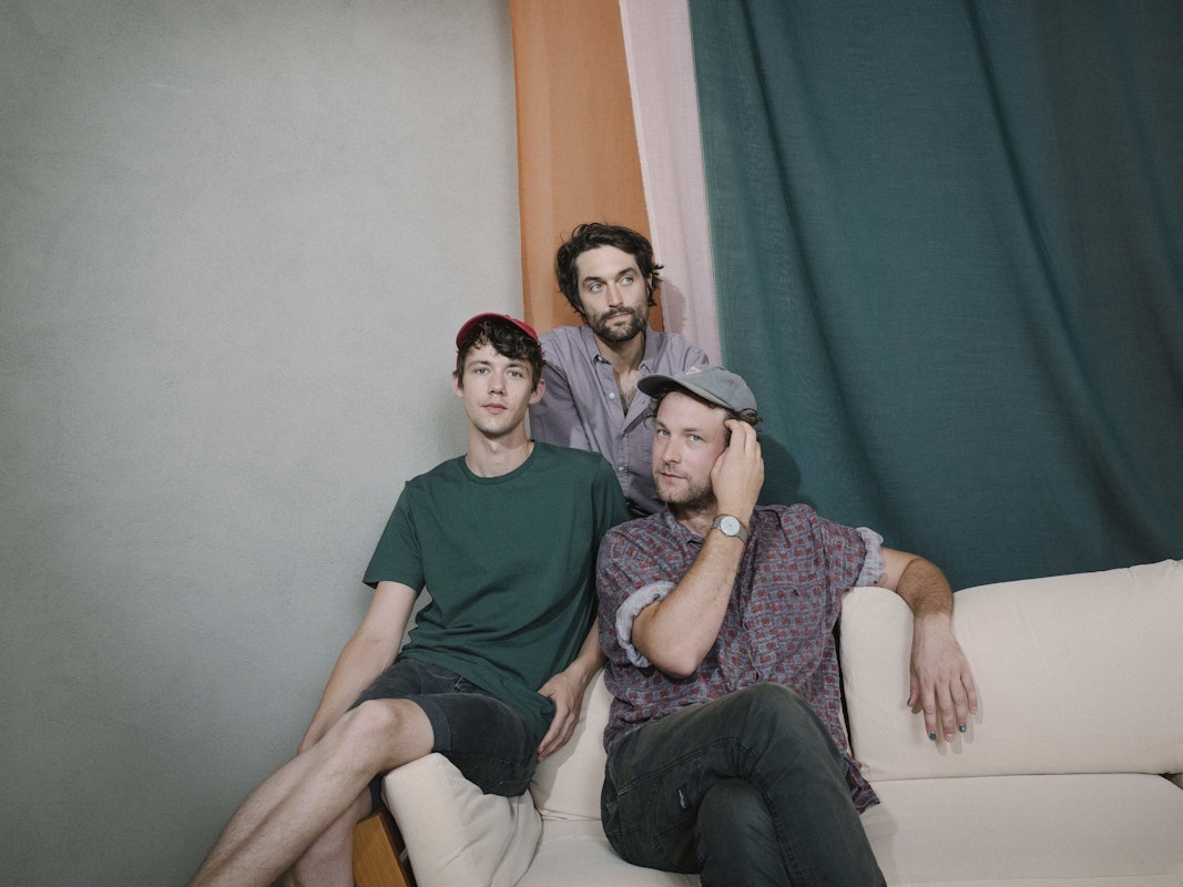 Die Künstler Henning May (links), Christopher Annen (mitte) und Severin Kantereit (rechts) sitzen auf einem Sofa. Bei der Aufnahme handelt es sich um ein Archivbild.