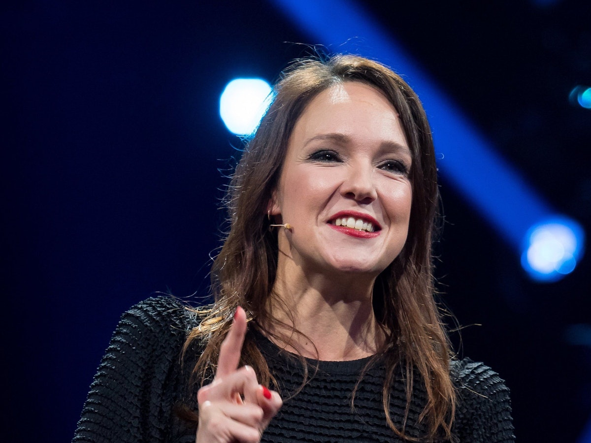 Carolin Kebekus performt auf der Bühne.