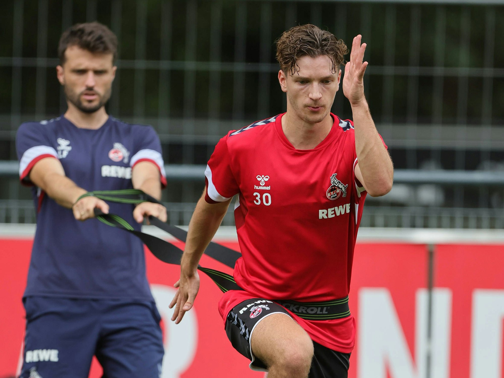 FC-Verteidiger Noah Katterbach absolviert Übungen mit einem Athletiktrainer.