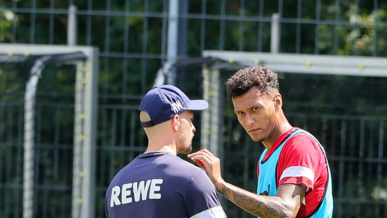 Davie Selke spricht im Training mit René Wagner.