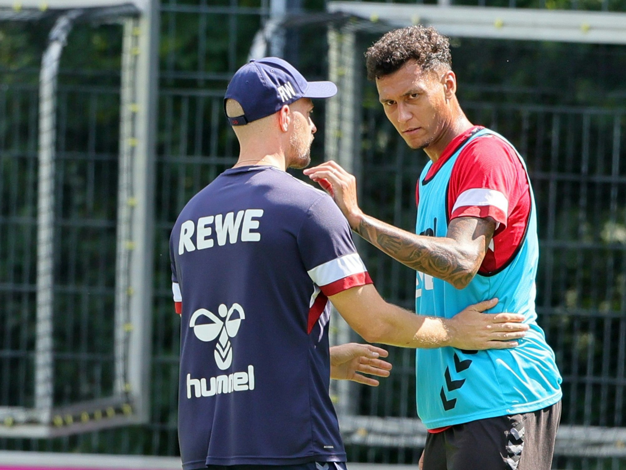 Davie Selke spricht im Training mit René Wagner.