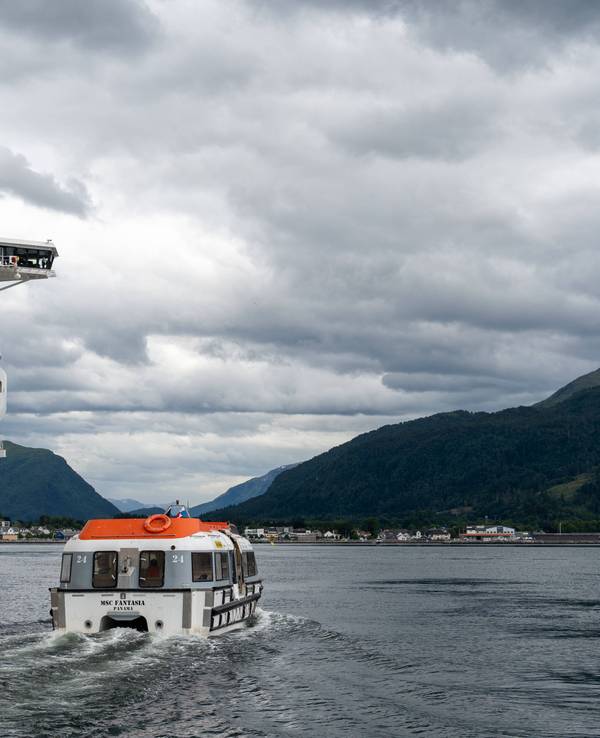 Tenderboot oder Rettungsboot als Fähre zwischen dem Kreuzfahrtschiff MSC Fantasia und Nordfjordeid in Norwegen.