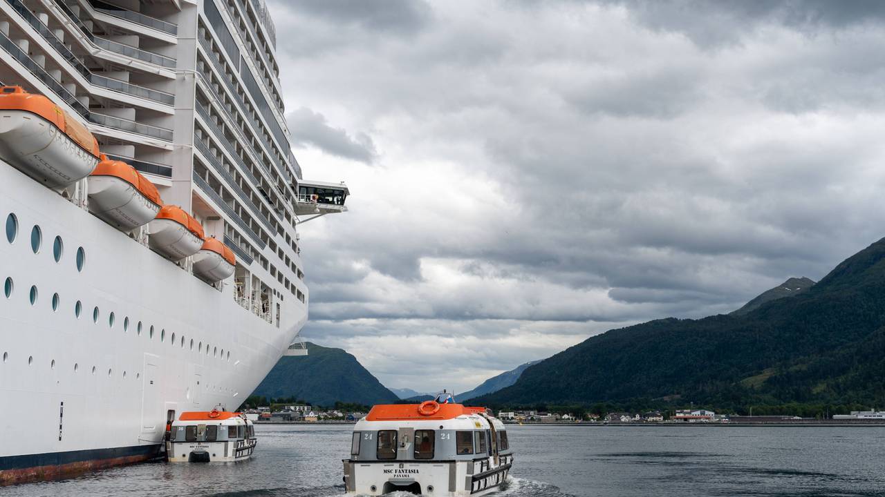 Tenderboot oder Rettungsboot als Fähre zwischen dem Kreuzfahrtschiff MSC Fantasia und Nordfjordeid in Norwegen.