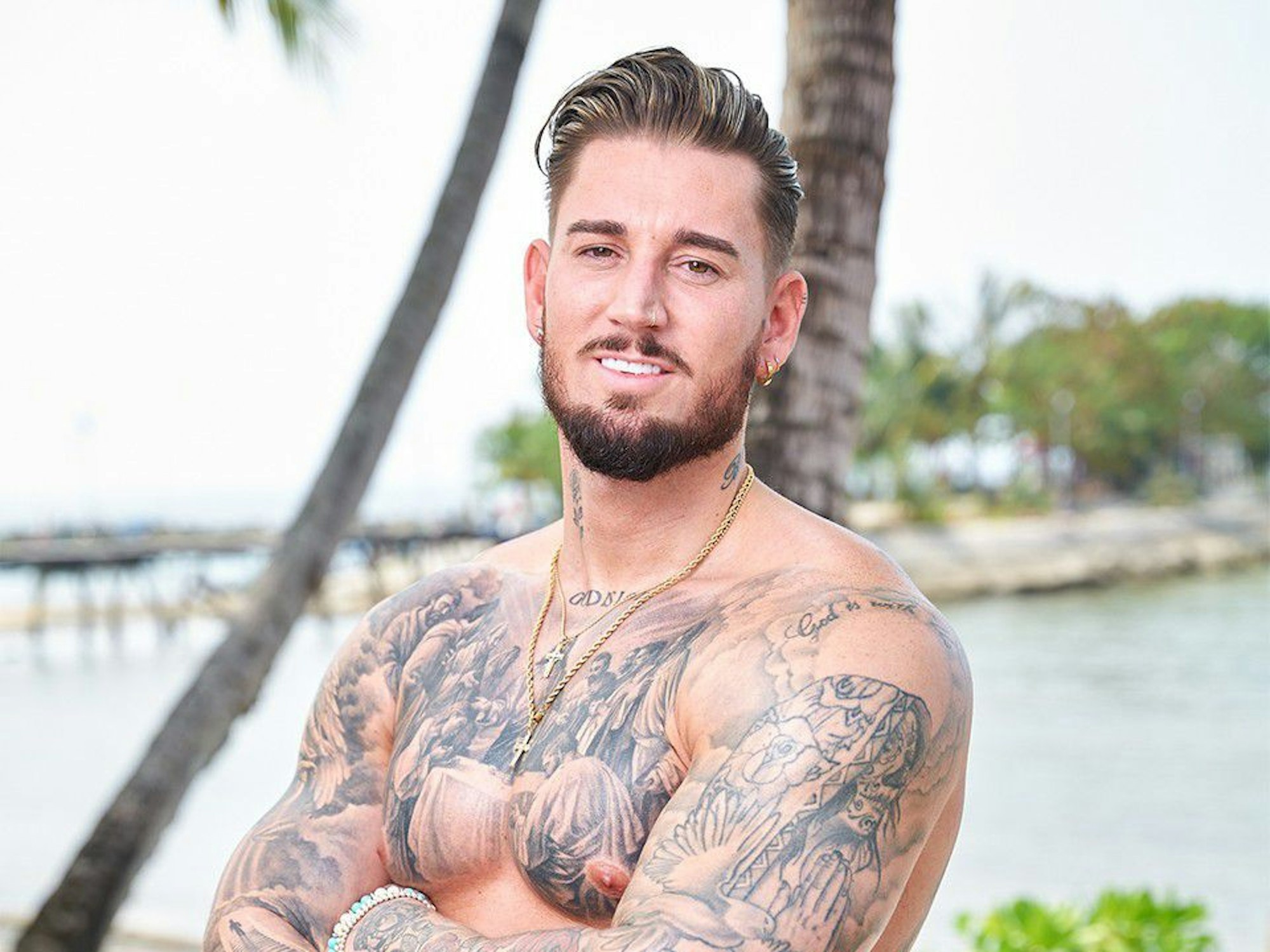 Mike posiert oberkörperfrei für ein Foto.