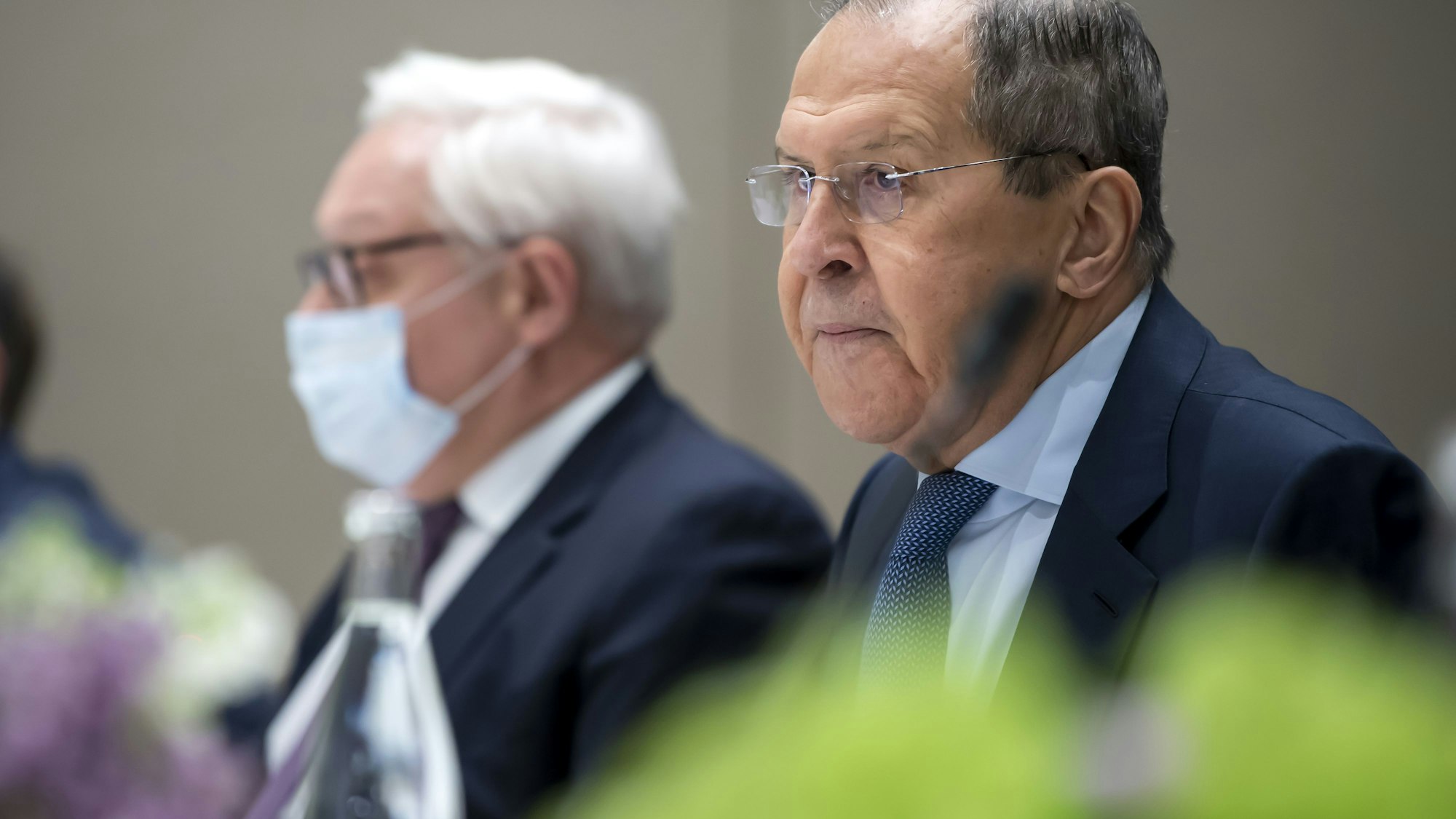 Sergej Lawrow (r.), Außenminister, und Sergej Rjabkow, stellvertretender Außenminister von Russland im Januar 2022 in Genf.