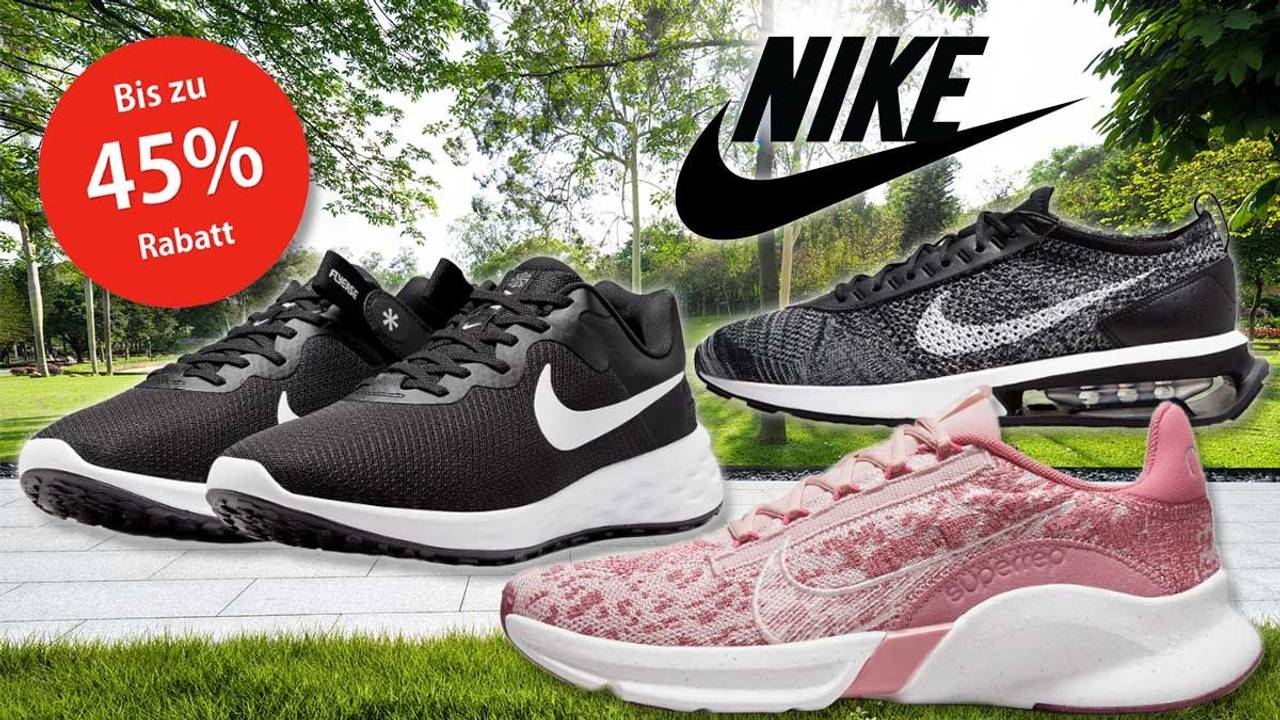 Nike Sneaker mit Nike Flyknit oder FlyEase vor Parkanlage im Hintergrund.