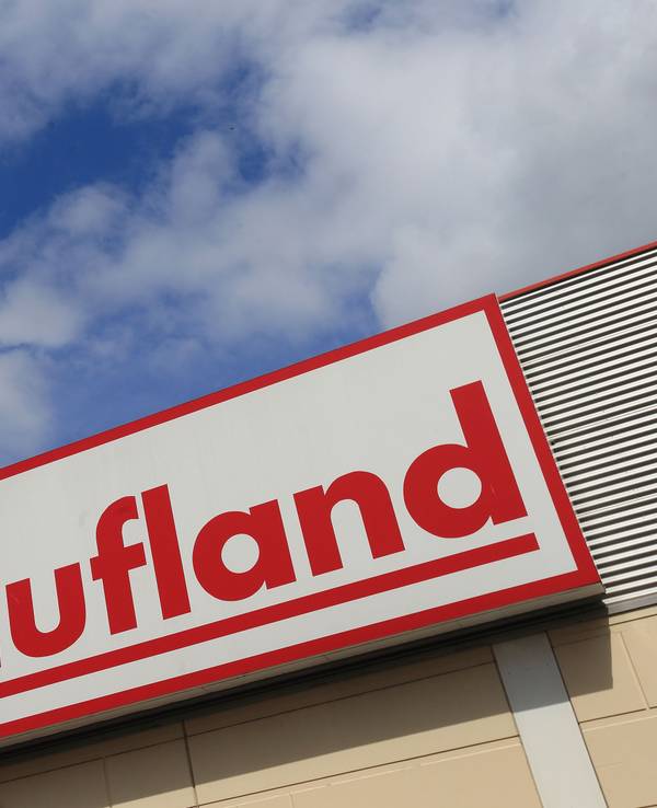 Das Logo von Kaufland an einer Filiale der Supermarktkette.