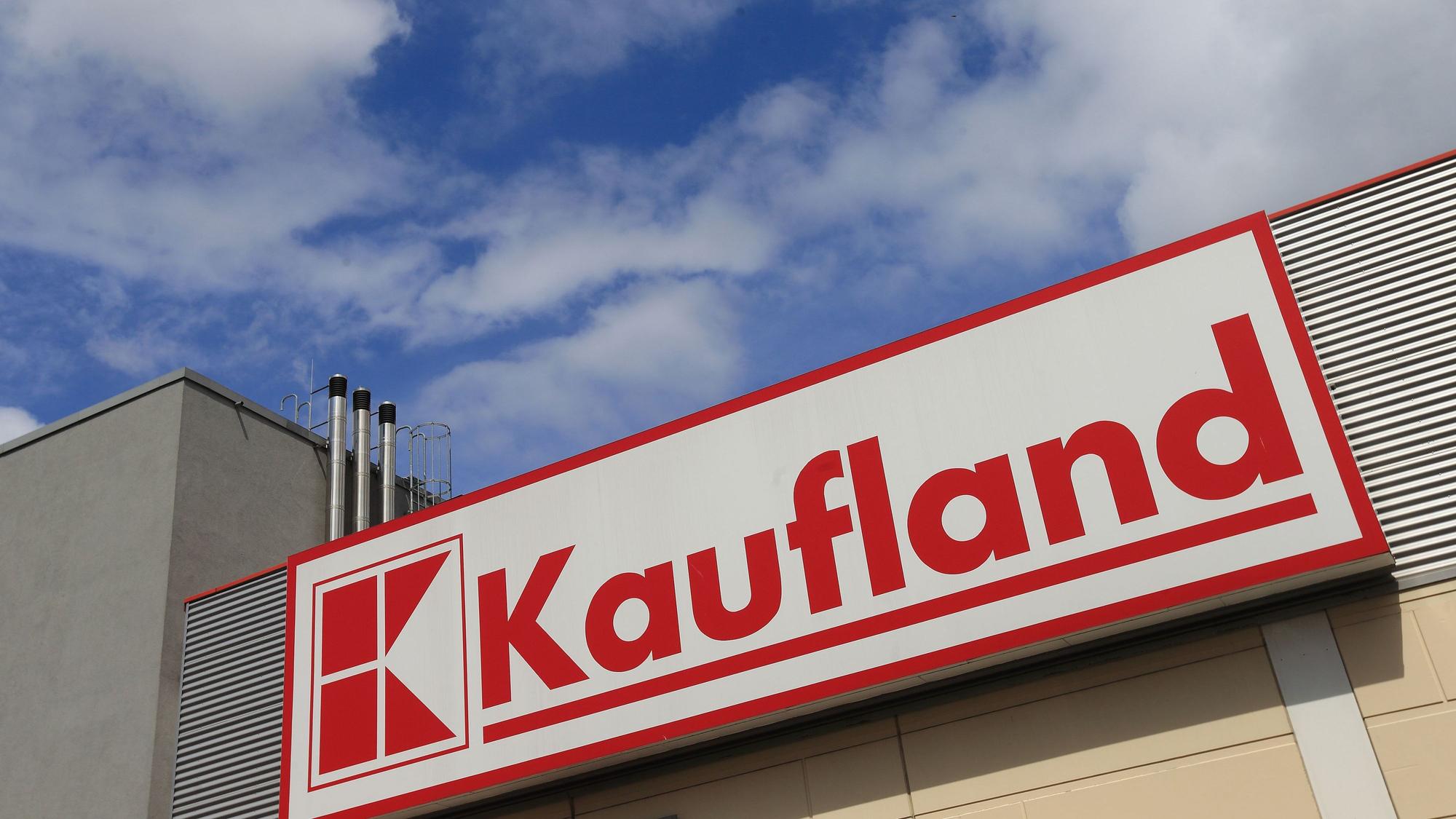 Das Logo von „Kaufland“ an einer Filiale der Supermarktkette.