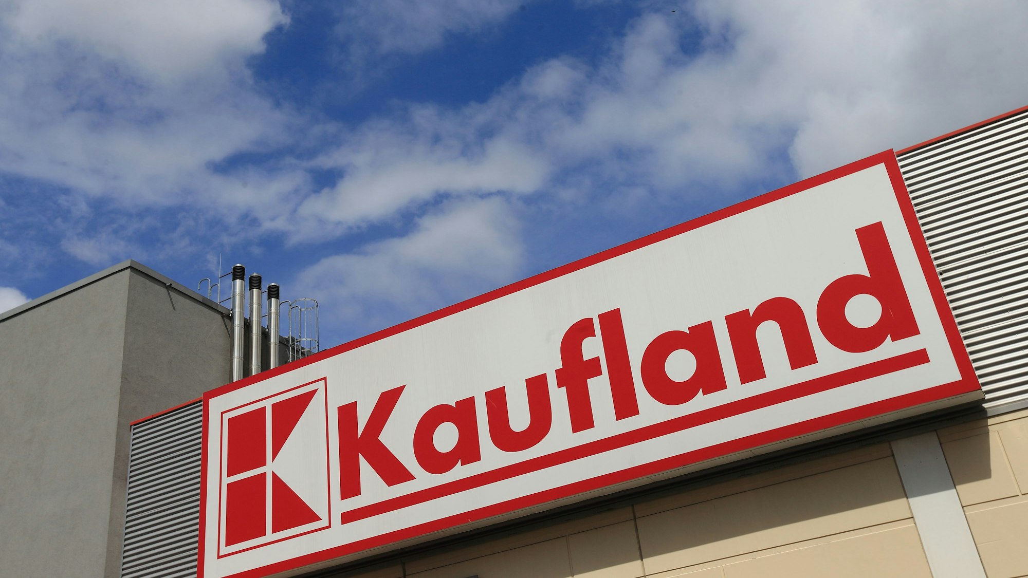 Das Logo von "Kaufland" an einer Filiale der Supermarktkette.