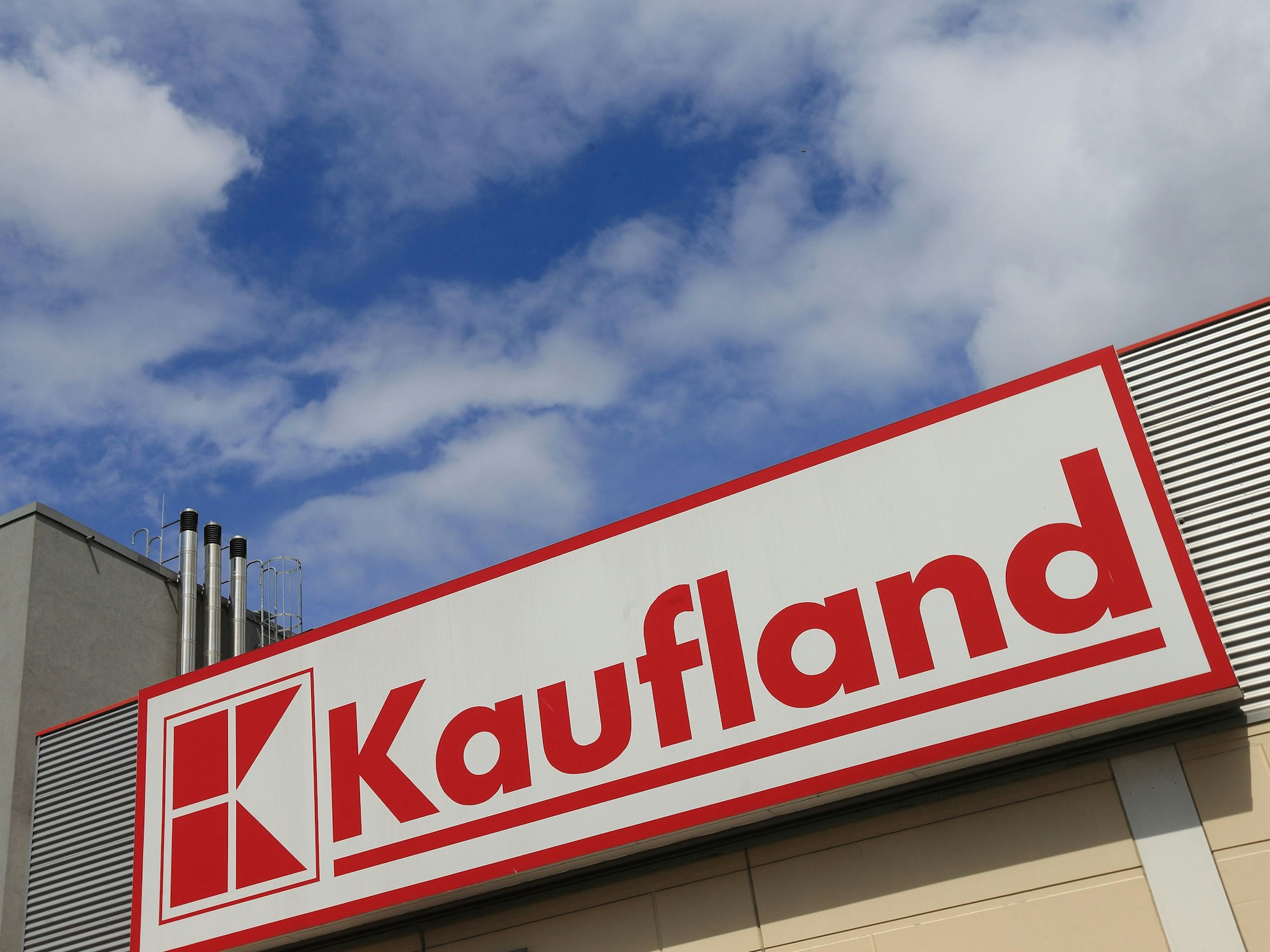 Das Logo von Kaufland an einer Filiale der Supermarktkette.