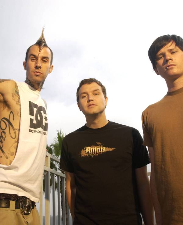 Travis Barker, Mark Hoppus und Tom DeLonge posieren für ein Gruppenbild.