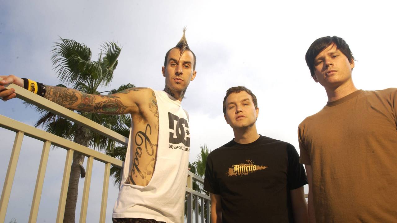 Travis Barker, Mark Hoppus und Tom DeLonge posieren für ein Gruppenbild.