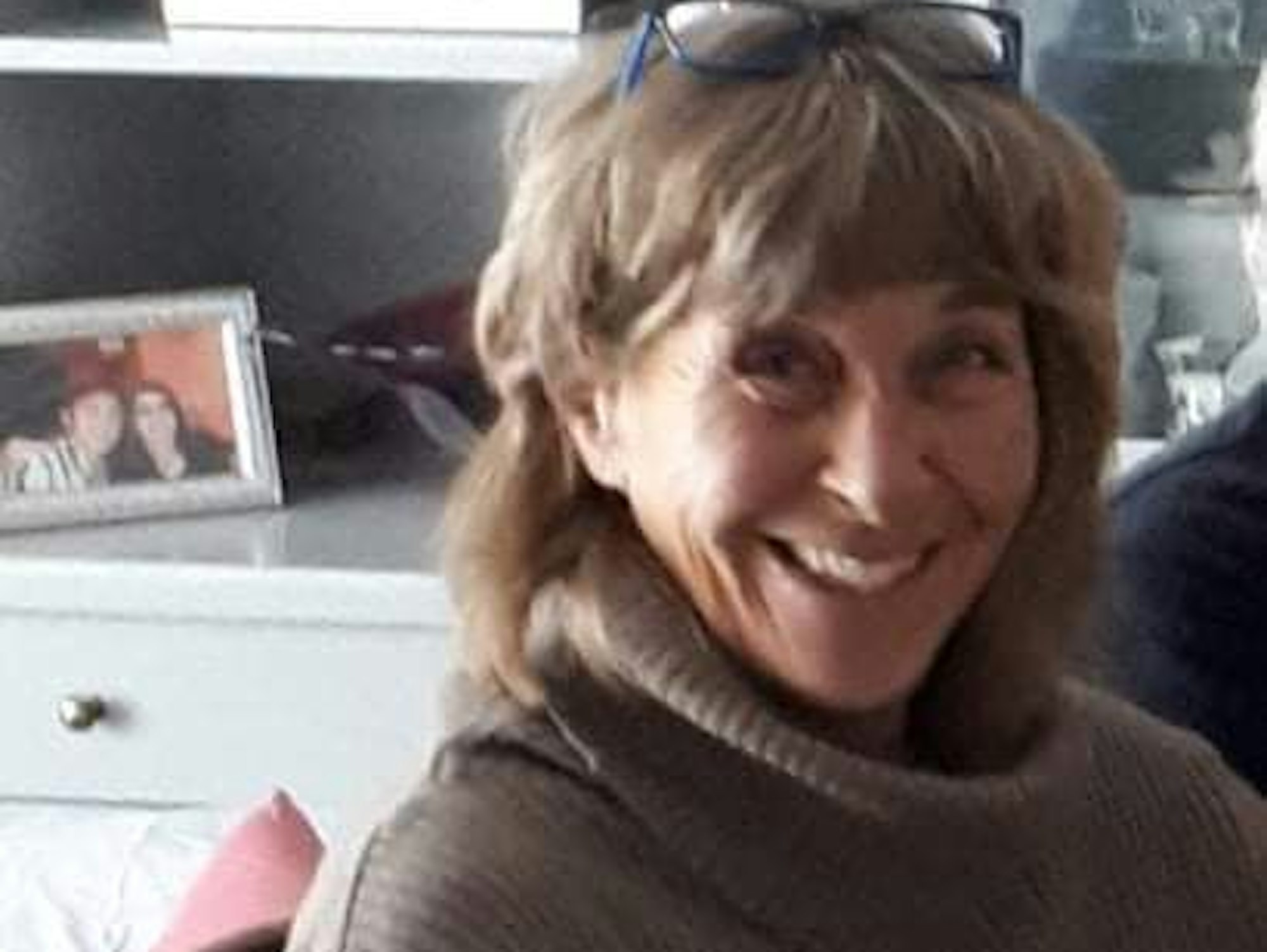 Ulla Nelles-Filippou lächelt in die Kamera.