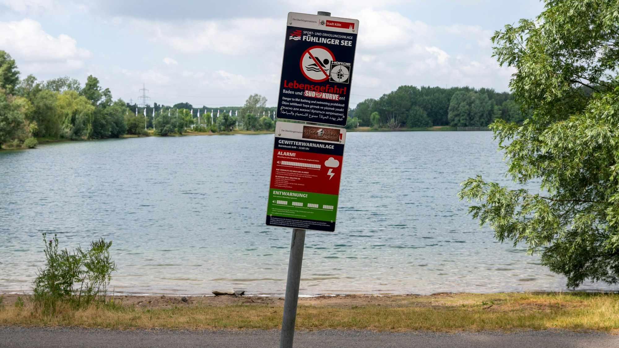 Am 23. Juni 2023 steht ein Schild am Fühlinger See 7, das auf das Badeverbot hinweist.