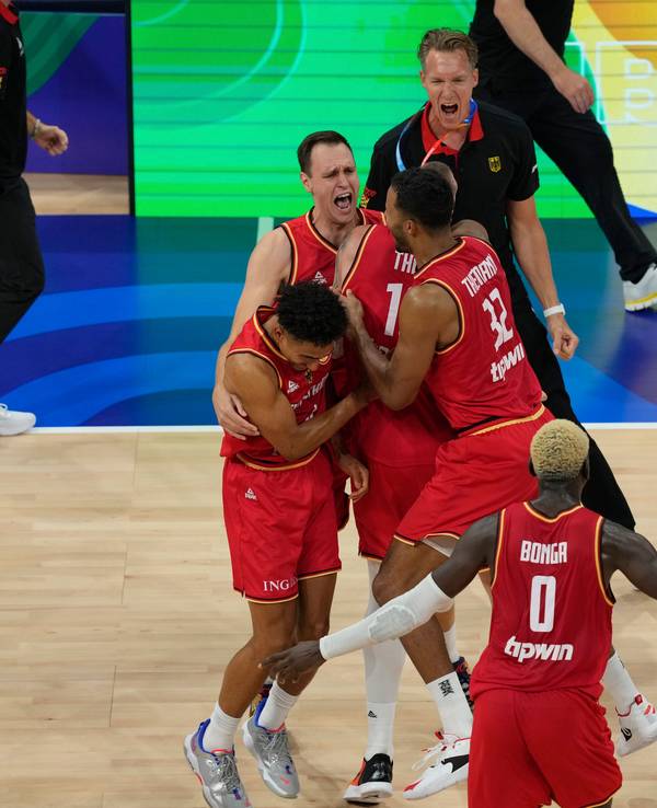 Basketball-WM: Deutschland feiert nach dem Halbfinale-Sieg gegen die USA.
