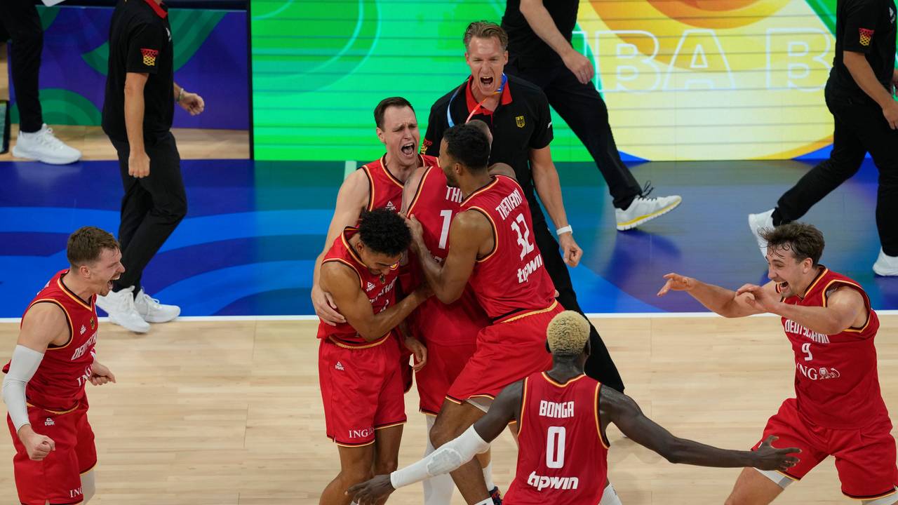 Basketball-WM: Deutschland feiert nach dem Halbfinale-Sieg gegen die USA.
