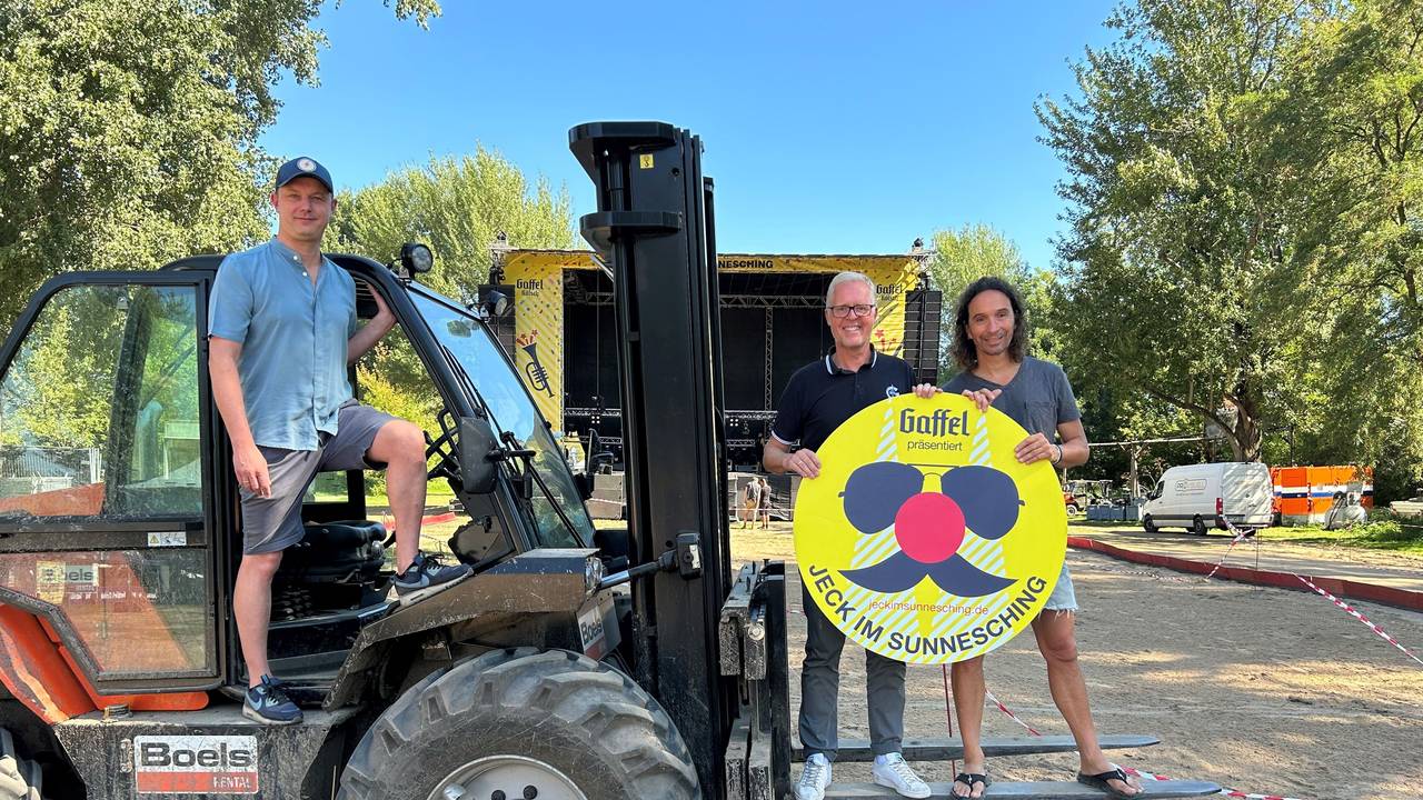 Jochen Gasser, Thomas Deloy und Stephan Brings stehen auf dem Festivalgelände.