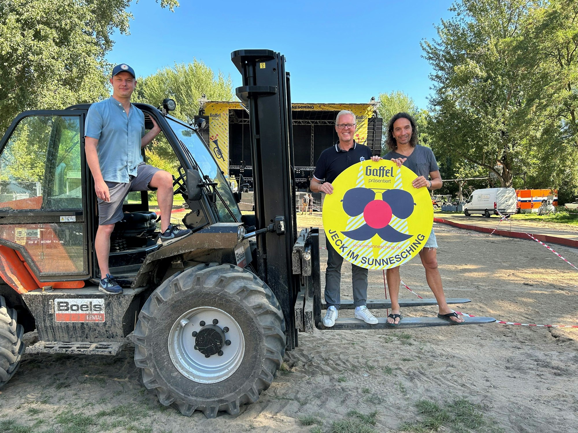 Jochen Gasser, Thomas Deloy und Stephan Brings stehen auf dem Festivalgelände.