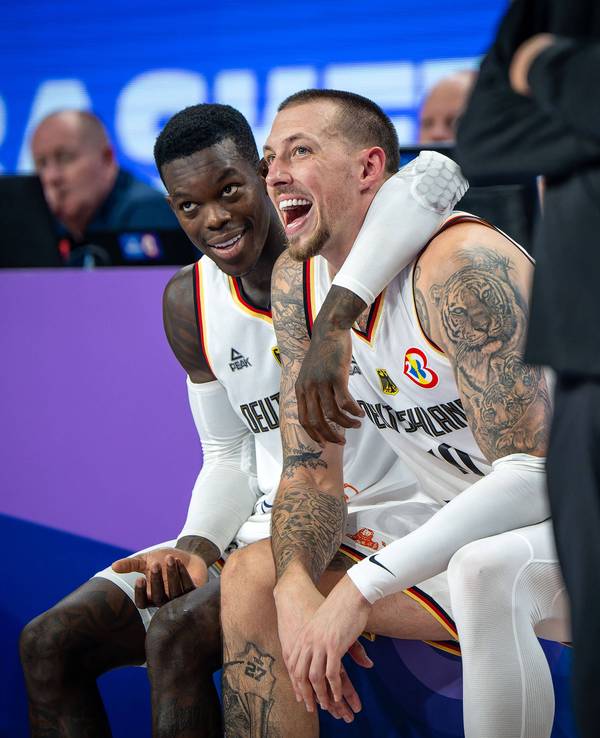 Dennis Schröder und Daniel Theis sitzen auf der Ersatzbank.