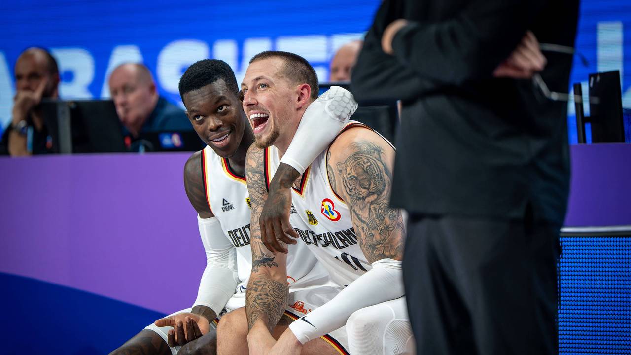 Dennis Schröder und Daniel Theis sitzen auf der Ersatzbank.