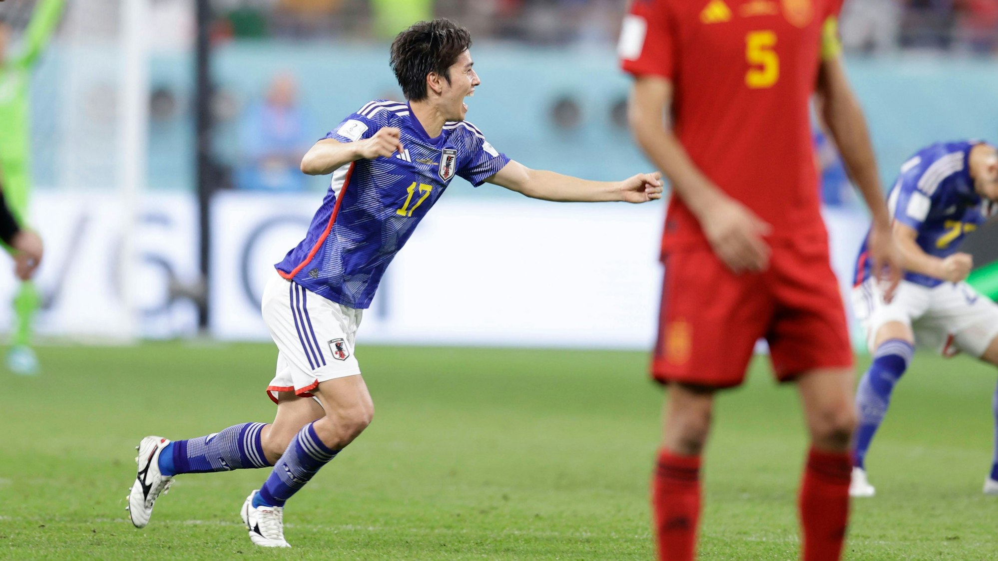 Ao Tanaka jubelt über sein Tor gegen Spanien.
