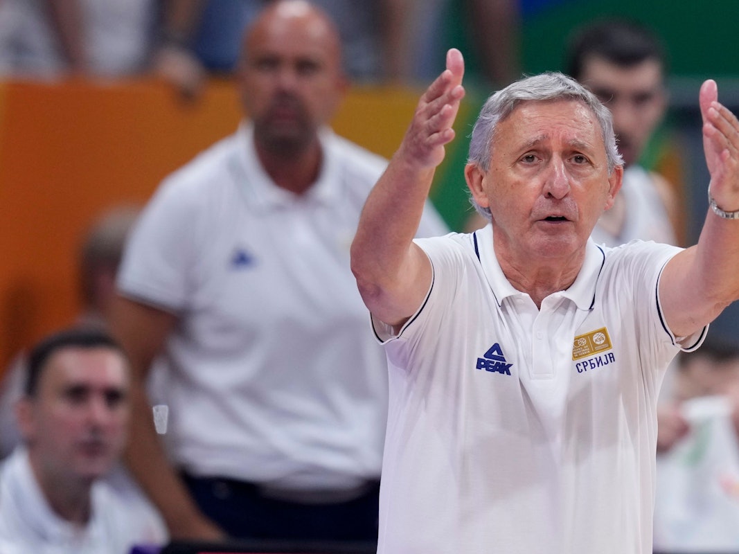Svetislav Pesic gestenreich an der Seitenlinie bei der Basketball-WM.