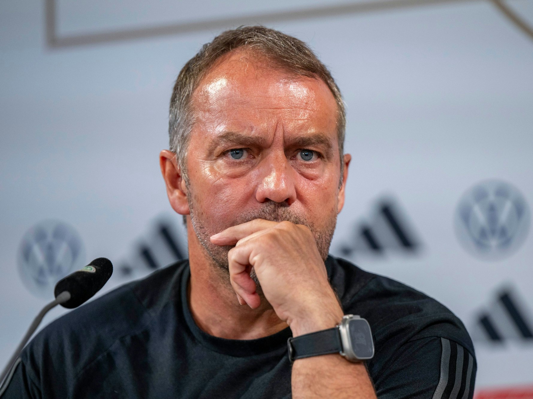 Bundestrainer Hansi Flick spricht bei der Pressekonferenz.